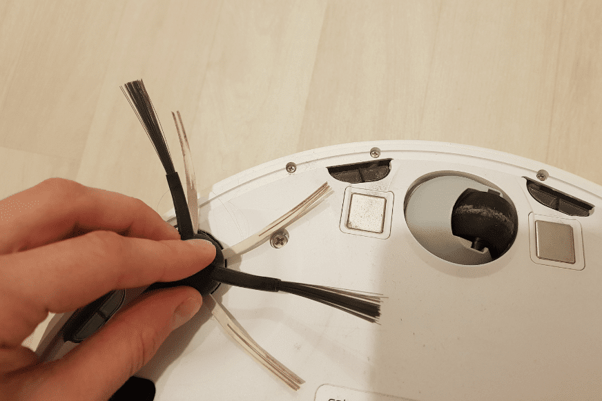 Seitenbürste des Yeedi Vac Hybrids wird über eine Seitenbürste eines Konkurenzproduktes gelegt.